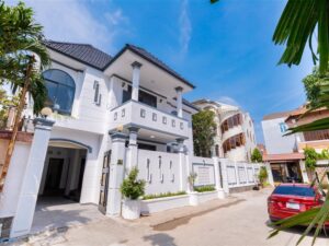 Villa 28/2 Lạc Long Quân 4pn 6bed 4wc