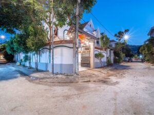 Villa 28C Lạc Long Quân 5pn 8bed 5wc